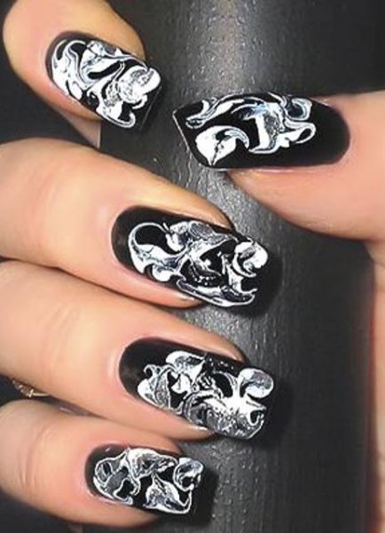 Роспись на ногтях гчернобелая