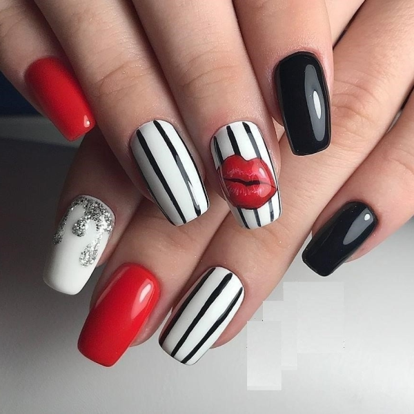 Красный маникюр с полосками