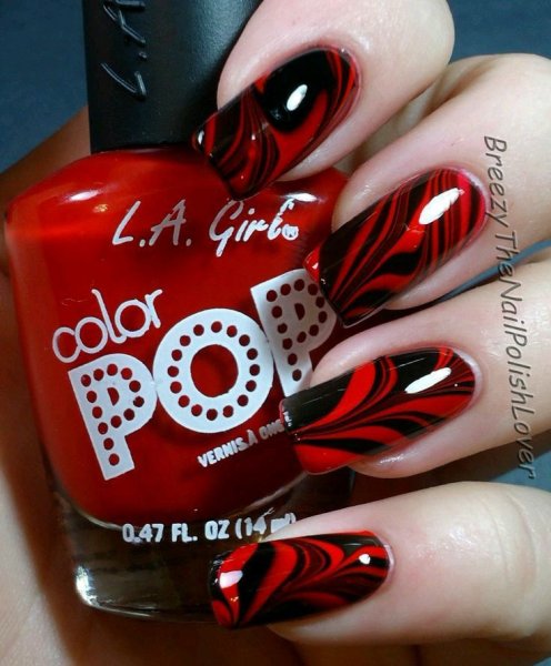 Черно красный маникюр с сердечками