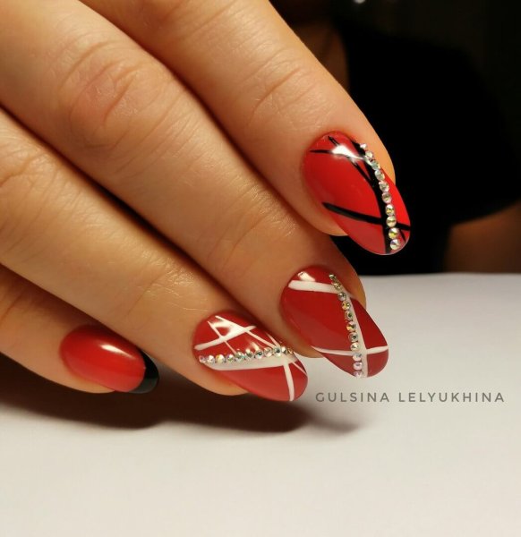 Маникюр красный с белым геометрия