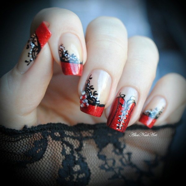 Красные ногти с черным кружевом