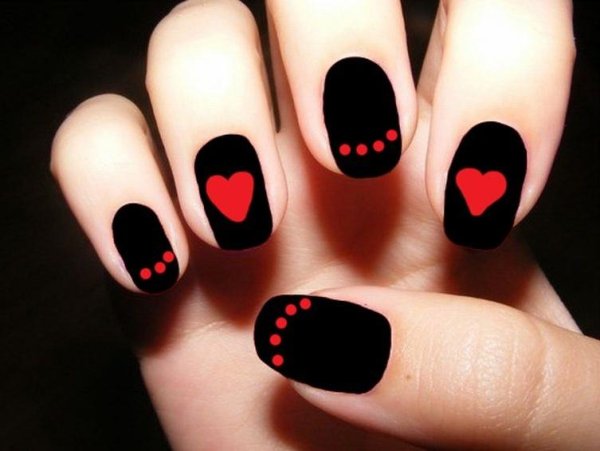 Красный маникюр с черным сердечком