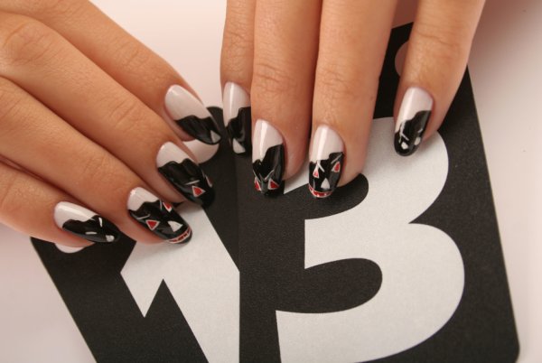 Детский маникюр черный с белым
