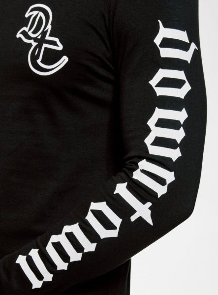 Надписи на рукавах толстовки