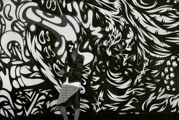 Черные обои с принтом