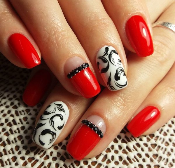 Красный маникюр с узором