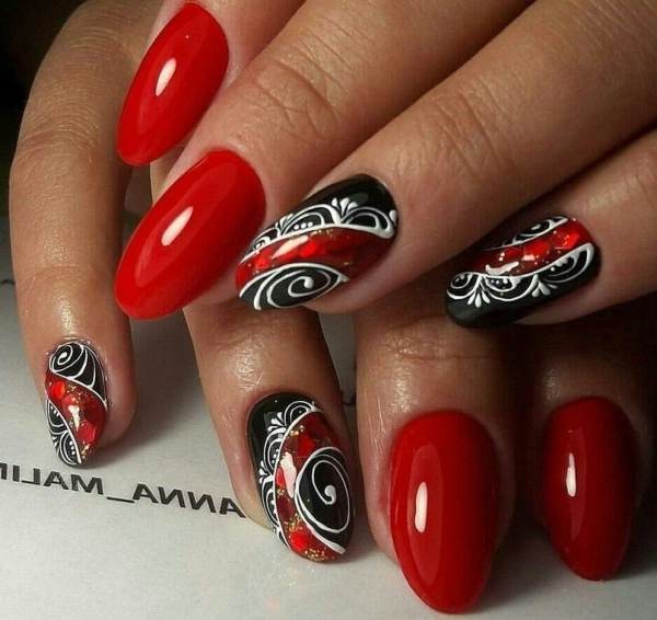 Красный маникюр с узором