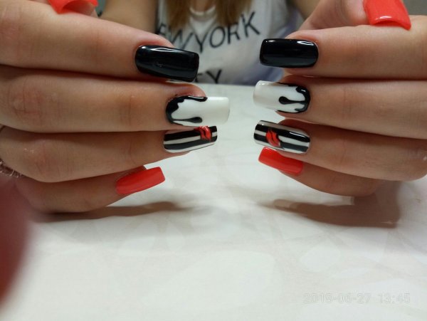 Маникюр красный черный белый