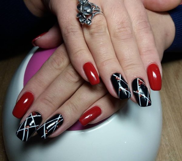 Маникюр красный черный белый