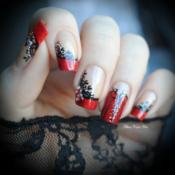 Красные ногти с черным кружевом