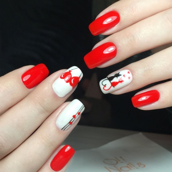 Красно-белый маникюр с дизайном
