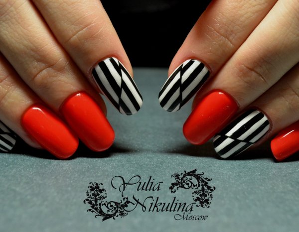 Красный маникюр с черными полосками