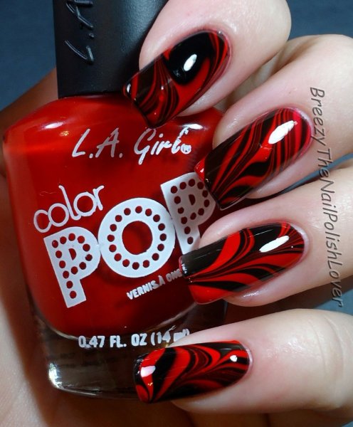 Черно красный маникюр с сердечками