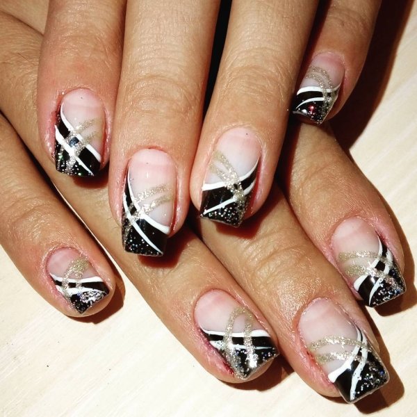 Французский маникюр черно белый