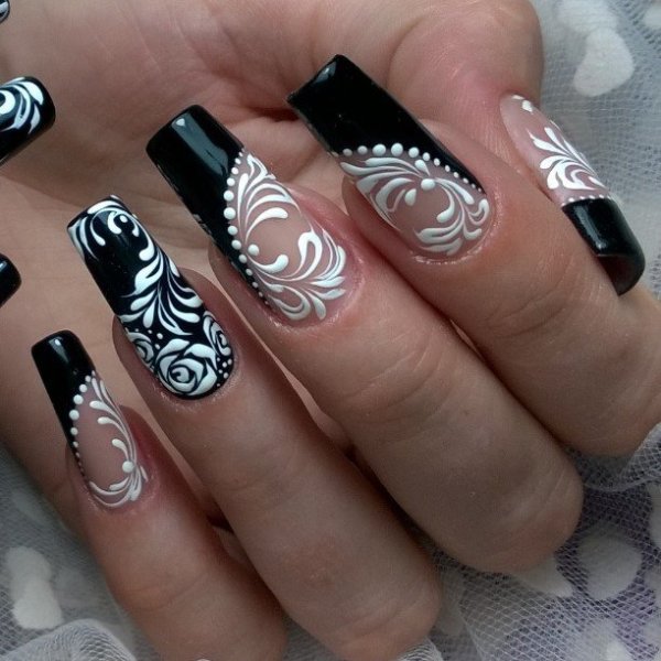 Белый французский маникюр с черными вензелями