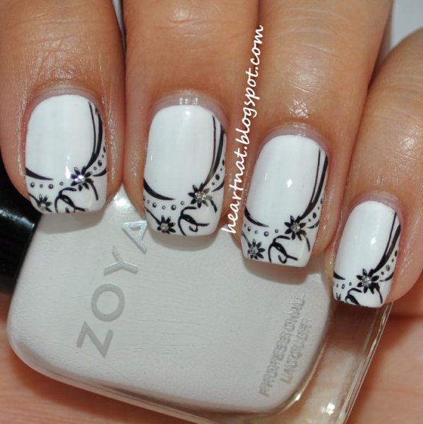 Маникюр на короткие ногти белый с черным рисунком