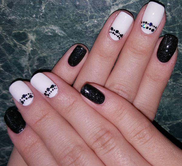 Маникюр на короткие ногти чернобеовй