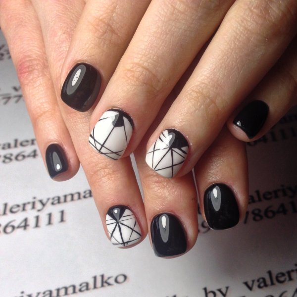 Черно белый геометрический маникюр