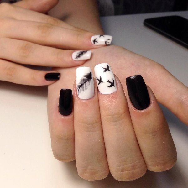 Маникюр белый с черным