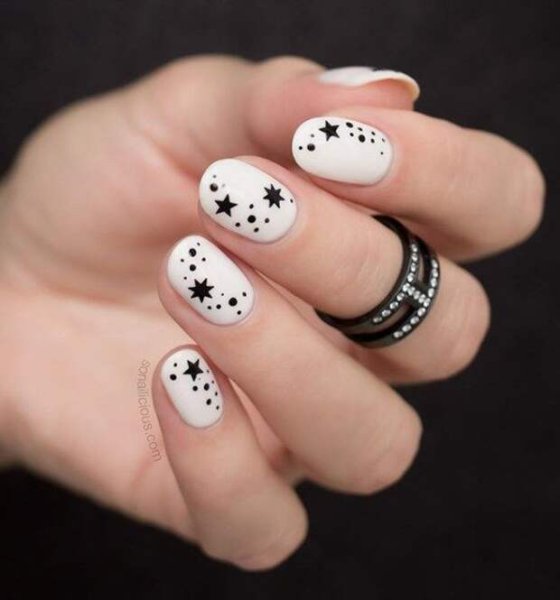 Черный маникюр с белыми звездами