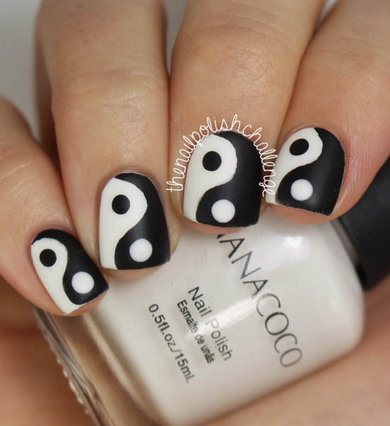 Прикольный маникюр черный с белым