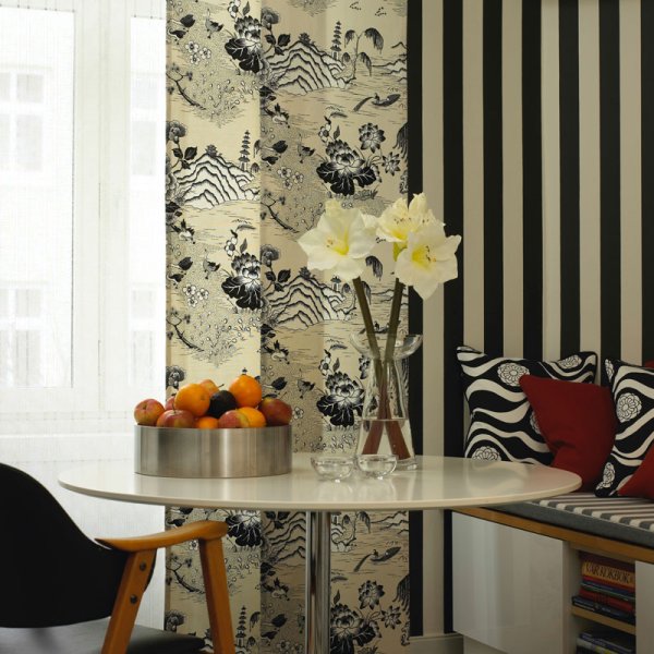 Черные обои на кухне