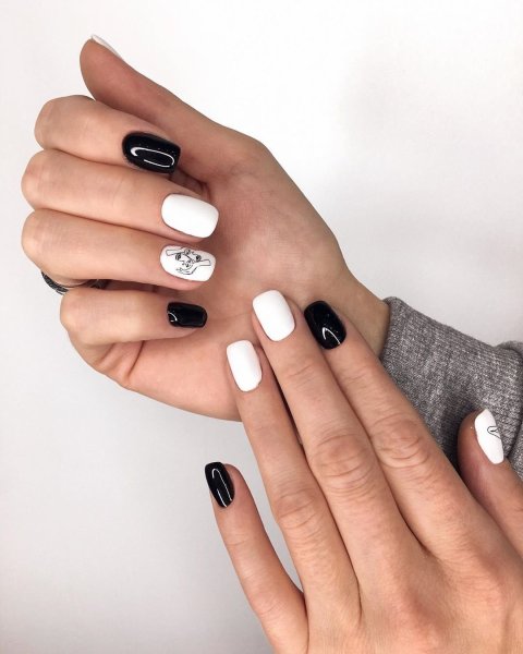 Черно белый маникюр на разных руках