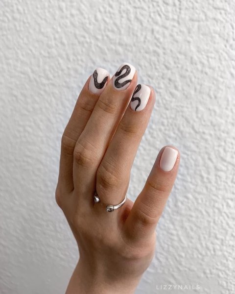 Маникюр со змеей на короткие ногти