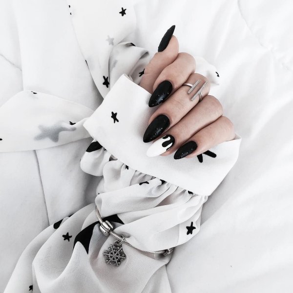 Маникюр в черно белом стиле