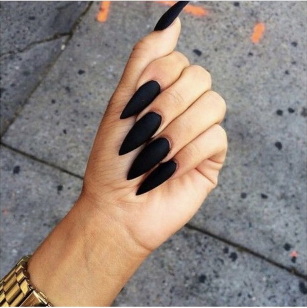 Черные матовые ногти острые
