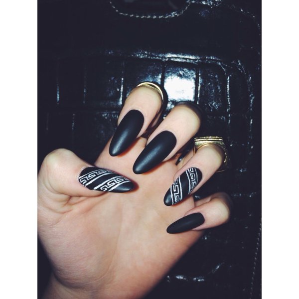 Фак с черным маникюром