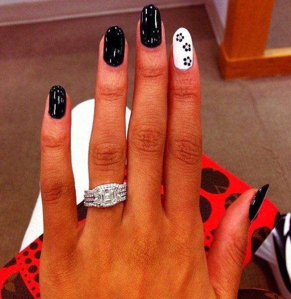 Маникюр одна рука черная другая красная
