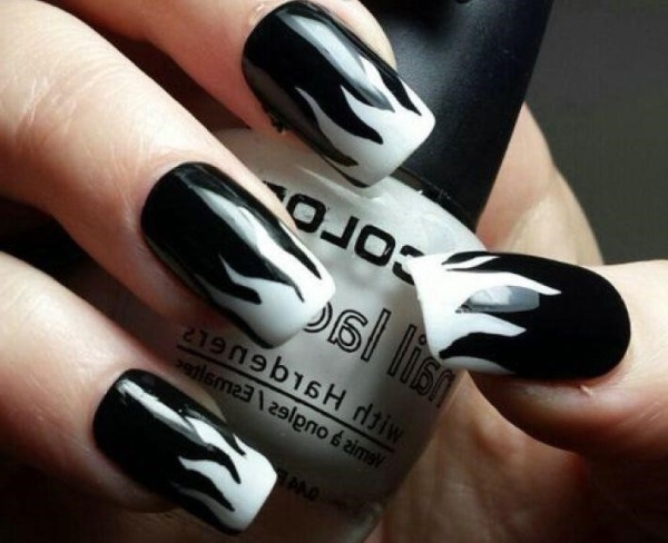 Черный маникюр с белым огнем