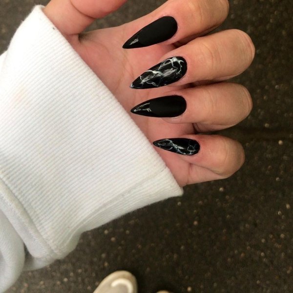Маникюр чёрный с белым на длинные ногти