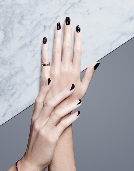 Красивые руки с маникюром