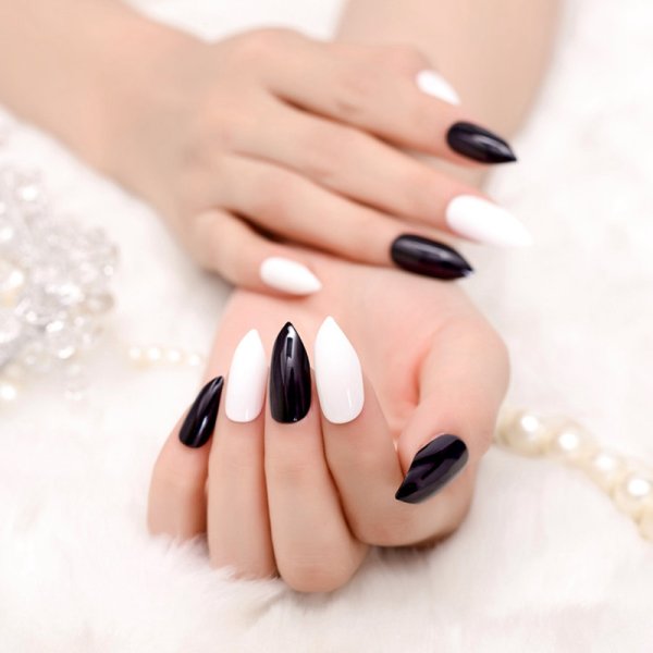 Наращивание ногтей черно белые