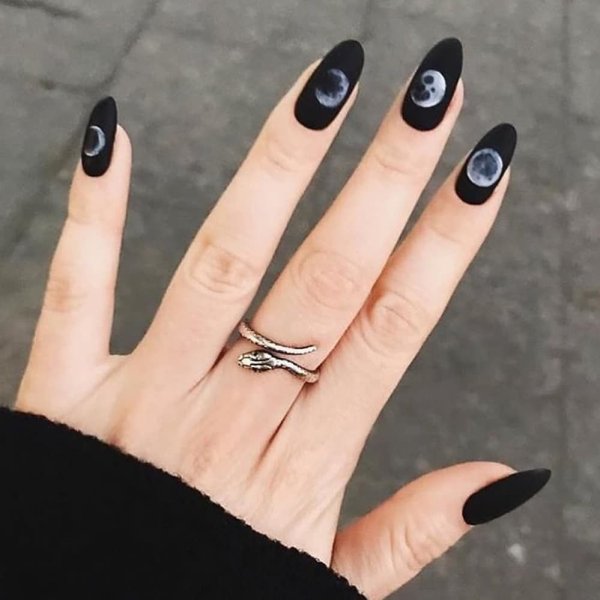 Маникюр с полумесяцем