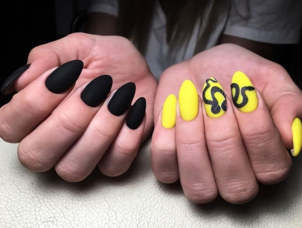 Маникюр жёлтый с чёрным матовый