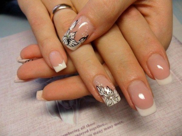 Френч маникюр с рисунком на безымянном