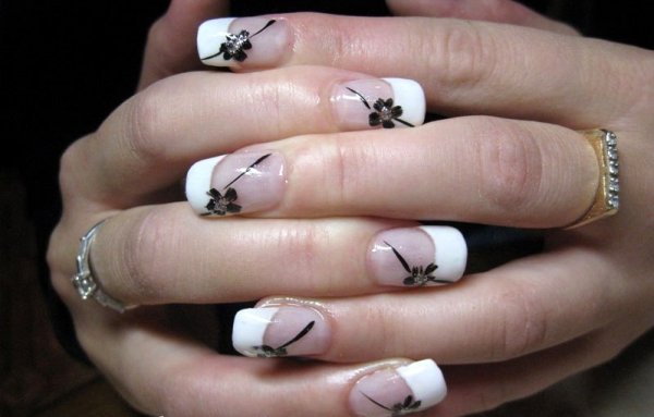 Белый френч с черным рисунком на 1 пальце