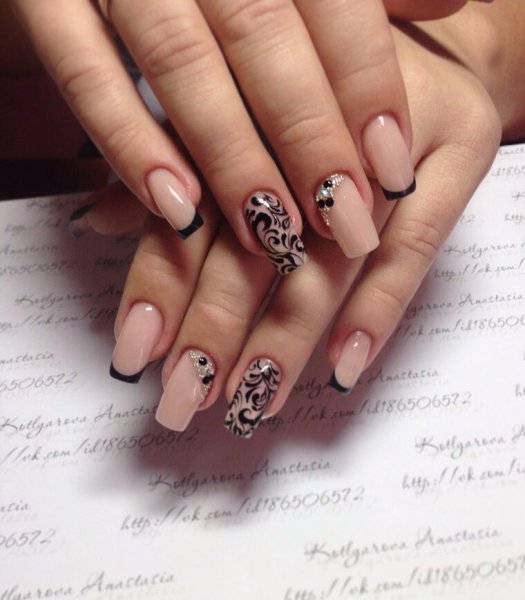Маникюр чёрный френч узоры