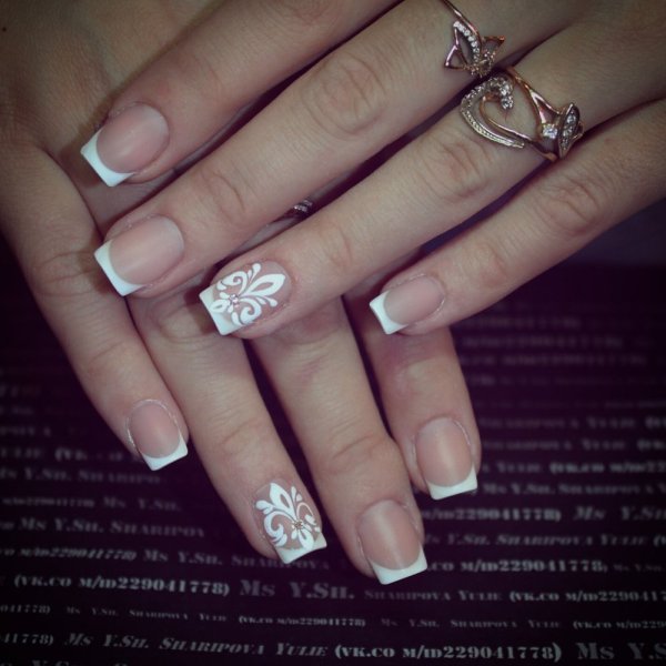 Френч с узором на безымянном