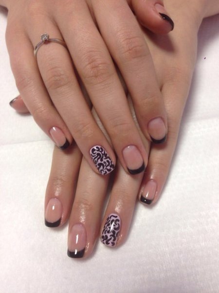 Черный френч с рисунком на безымянном