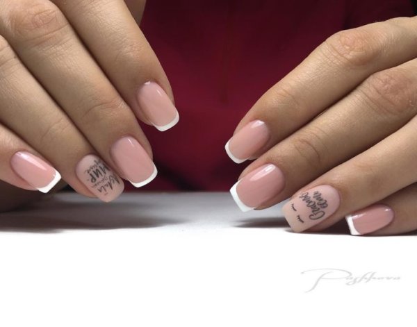 Френч с наклейкой на безымянном пальце