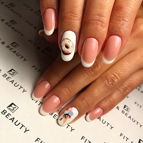 Французский маникюр с рисунком на безымянном пальце