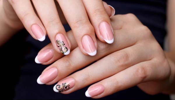 Френч с рисунком на ногтях овальной формы