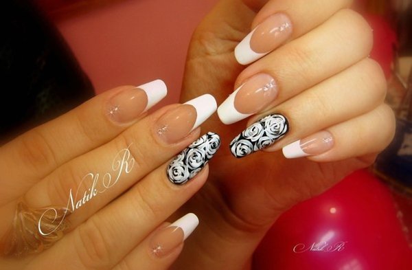 Французский маникюр с белыми розами нарисованными