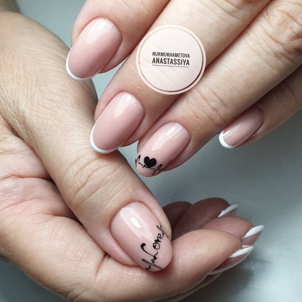 Френч миндаль с узором на безымянном