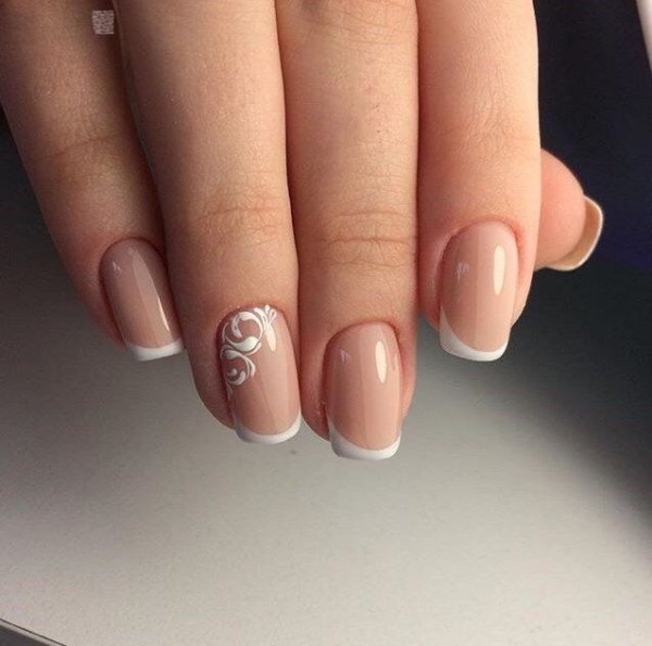 Французский маникюр с узором на одном пальце