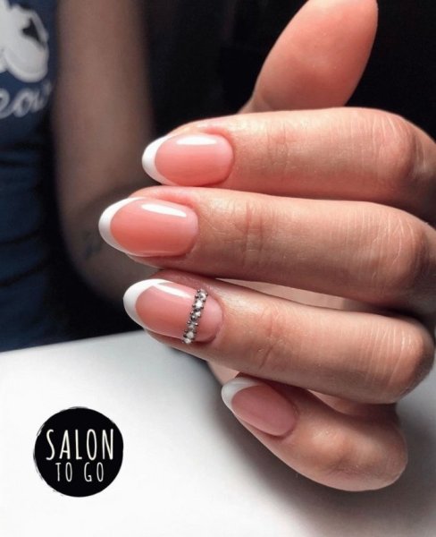 Французский маникюр с полоской на безымянном пальце